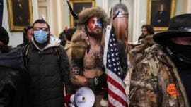 Un grupo de seguidores del entonces presidente de Estados Unidos, Donald Trump, al irrumpir de forma violenta y vandalizar varias zonas del Capitolio de los Estados Unidos, en Washington.