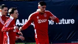 Ten Hag coloca a Edson Álvarez como disponible con Ajax ante el Benfica