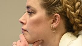 La actriz Amber Heard escucha en la sala del Tribunal de Circuito del Condado de Fairfax en Virginia. 