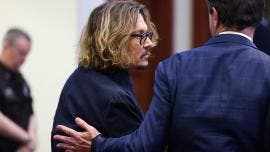 El actor Johnny Depp camina con su abogado Ben Chew durante el juicio por difamación de 50 millones de dólares Depp vs Heard en el Tribunal de Circuito del Condado de Fairfax en Virginia.