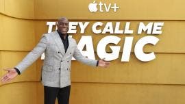 El exjugador de baloncesto Magic Johnson posa a su llegada al preestreno de su documental 'They Call Me Magic', el 14 de abril en Los Ángeles, California. 