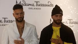 El cantante colombiano Maluma posa junto a su figura de cera hoy, en el museo de cera Madame Tussauds de Medellín, Colombia.