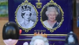 Sourvenir de la reina Isabel II en una tienda en Londres.