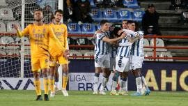 Pachuca derrota a Tigres con doblete de Víctor Guzmán y recupera el liderato