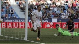 Sevilla gana a Levante con doblete del ‘Tecatito’ y se acerca a la Champions