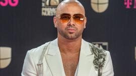 El artista puertorriqueño Wisin presenta a su hijo menor