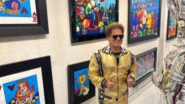 El artista 'neopop' brasileño Romero Britto posa durante la inauguración de su exposición en la sede de la galería en Nueva York.
