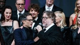 Gael García y Guillermo del Toro cantan una ranchera en la 75 edición del Festival de Cine de Cannes.