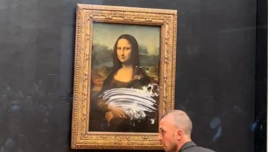 Lanzan pastel contra la Mona Lisa en el Louvre.