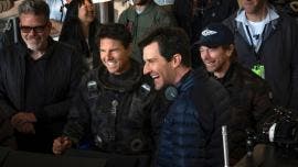 Joseph Kosinski con el actor Tom Cruise, así como el guionista y productor Christopher McQuarrie (i), y el productor Jerry Bruckheimer durante el rodaje de la película 'Top Gun: Maverick'.