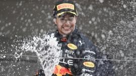 Checo Pérez festeja en Mónaco con ‘chapuzón’ junto a Felipe Calderón