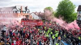Miles de aficionados consuelan a Liverpool y ‘no lo dejan caminar solo’