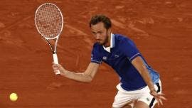 Medvedev y Tsitsipas son eliminados en octavos de final en Roland Garros