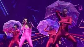 La estrella británica del pop Dua Lipa durante el concierto de su gira mundial 'Future Nostalgia', inicialmente prevista para 2020 y que fue aplazada hasta 2022 por la pandemia, este miércoles en Palau Sant Jordi de Barcelona. 