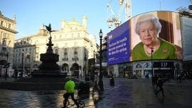 Un gigantesco anuncio de la reina Isabel II en pleno Piccadilly Circus.