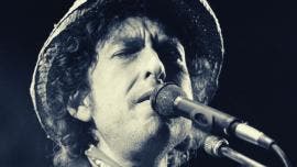El cantautor estadounidense Bod Dylan durante un concierto que ofreció en 1984, en el estadio Olímpico de Múnich, Alemania.