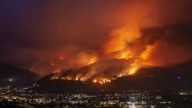En España el fuego consume miles de hectáreas con un calor extremo.