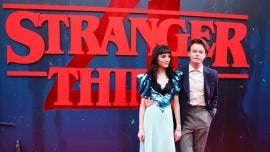 La actriz estadounidense Natalia Dyer y el actor estadounidense Charlie Heaton posan en el estreno de la última temporada de la serie 'Stranger Things'.