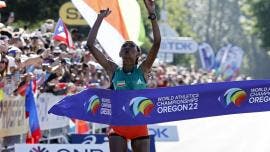 La etíope Gotytom Gebreslase gana el maratón con récord del Mundial de Atletismo