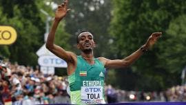 Tamirat Tola lidera el doblete etíope en el maratón del Mundial de Atletismo