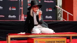 Diane Keaton pone sus huellas en el Paseo de la Fama de Hollywood