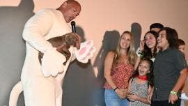 'La Roca' entrega cachorro a familia en esteno de 'Liga de Supermascotas'