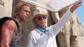 Wolfgang Petersen con Brad Pitt en el rodaje de 'Troya'.