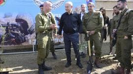 Netanyahu con soldados israelíes en Gaza