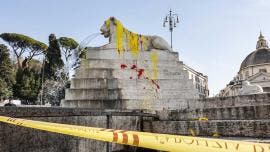 Fuente de los leones en Roma, pintada por activistas