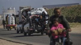 Palestinos huyen de Gaza ante la avanzada israelí