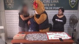 Policía con disfraz de oso de San Valentín, Perú