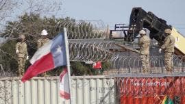 Refuerzan frontera en Texas con alambre de púas