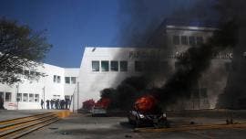Fiscalía de Guerrero quema vehículos Ayotzinapa