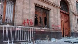 Puerta de Palacio Nacional dañada por manifestantes de Ayotzinapa