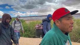 Profesionales sudamericanos abandonan su oficio para llegar a la frontera con EU