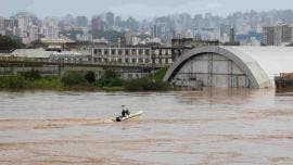 Sube a 57 el número de muertos por inundaciones en el sur de Brasil