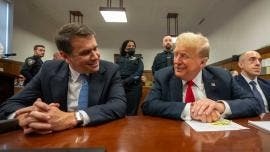 Donald Trump con su abogado