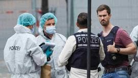 Dictan orden de aprehensión contra agresor de policía y militantes en Mannheim
