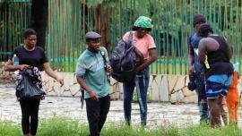Migrantes desafían la alerta por lluvias y ciclón para cruzar la frontera sur del país