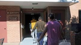 Deportaciones saturan de migrantes albergues en Nogales, Sonora