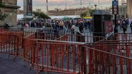 AMLO mantiene vallas metálicas en Palacio Nacional, ante marcha de la CNTE