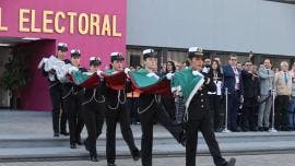 Taddei votar honores bandera INE