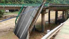 Al menos doce muertos tras el derrumbe de un puente en China