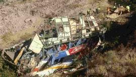 Autobús cae a precipicio de 200 metros en Perú; hay al menos 21 muertos