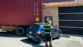 Caja de tráiler impactada en muro 