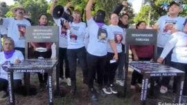 Familias de desaparecidos montan un ‘antimonumento’ frente de la Fiscalía de Puebla 