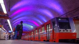 Metro L7. Estación El Rosario iluminada 