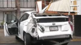 Auto se echa de reversa y destruye barda de vivienda en El Sifón, Iztapalapa