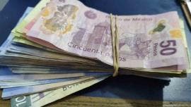 Hombre tira 50 mil pesos en el AICM 