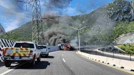 Tráiler pierde el control y ocasiona fuerte accidente en autopista Saltillo-Monterrey; hay 4 muertos